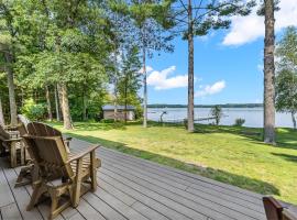 Family-Friendly 5BR House by the Lake，位于Wautoma的酒店