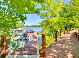 Idyllic Six Mile Cabin with Lake Keowee Access!，位于Six Mile的酒店