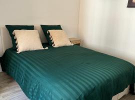 Maison cosy et équipé proche Montereau fault yonne，位于Voulx的酒店