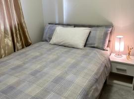 Amazing Bedroom in Dublin，位于克劳道金的酒店