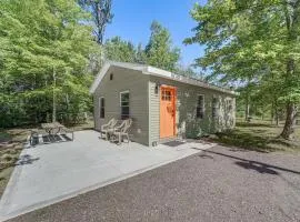 Fire Pit and Patio Pet-Friendly Cabin in Idlewild!