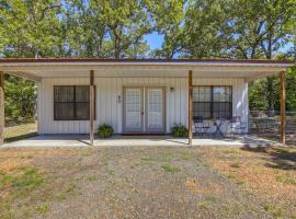 5 Mi to Sardis Lake Pet-Friendly Cabin Rental，位于贝茨维尔的酒店