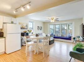Cozy Delafield Apartment - Walk to Lake!，位于Delafield的酒店