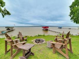 Waterfront Burt Lake Cottage, 15 Mi to Ski Resorts，位于Alanson的酒店