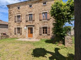 Gîte en pierres avec cour et 3 chambres, au cœur d'un village proche de Langeac - FR-1-582-233，位于Pinols的酒店