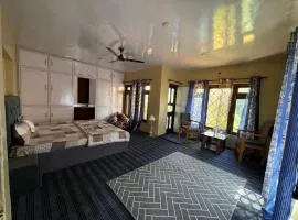 Maqsoom Villa I Entire Villa Near Srinagar Airport and Dal Lake I 4 BR
