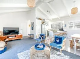 Stylish Beach House Retreat - Close to River & Shops