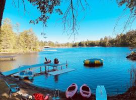 Muskoka Waterfront Cottage - Moon River with HOT TUB，位于Bala的酒店