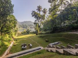 River Moon Cabin, Kandy，位于康提的豪华帐篷