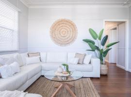 Kings Beach Coastal Getaway, Bring the dog!，位于卡伦德拉的酒店