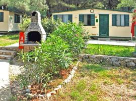Mobile Home in Cres near Pebble Beach，位于茨雷斯的酒店
