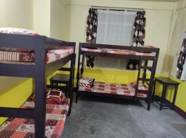 Dormitory at ArJe's Boys Hostel，位于西隆的青旅