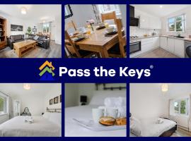 Pass the Keys Prime Location 3-Bed Home near Manchester Airport - Ideal for Families & Groups，位于奇德尔的酒店