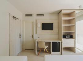 Hotel Mediterraneo，位于罗萨斯的酒店