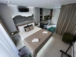 La Luna Petite Suite Deluxe with Free Jacuzzi, Bikes & Covered Parking，位于Našice的酒店