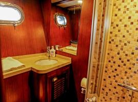Luxury Hotel Boat in Bodrum Marina，位于博德鲁姆的酒店