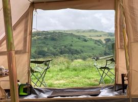 'Patch' The Hilltop Glamping Tent - Sleeps 5，位于阿贝尔格莱的酒店