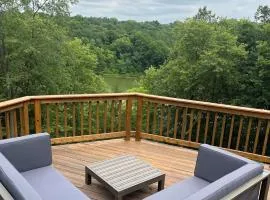 Lake Views, Huge Deck! Pet Friendly! Summer Fun!