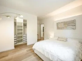 Elegant Pied-à-Terre - Free WiFi, Private Parking & Air Conditioning