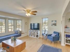 Delafield Vacation Rental Near Lakes and Parks!，位于Delafield的酒店