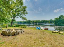Lakefront Brohman Retreat with Dock and Fire Pit!，位于Brohman的酒店