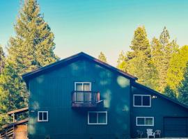 5BR House Near Lassen, Large Deck and Hot Tub，位于Shingletown的酒店