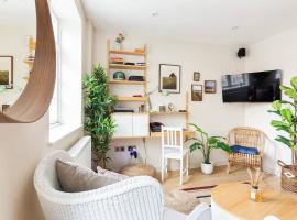 Large Luxury Studio in Heart of Richmond，位于里士满的酒店