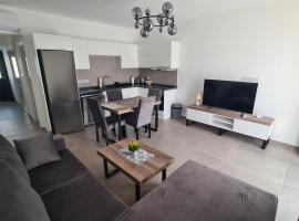 New luxury garden apartment close to the sea，位于Bahçeli的酒店
