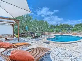 Spacious House with Private Pool in Stari Grad