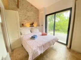 LODGE avec kitchinette terrasse et jardin privé clos