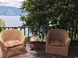 Beautiful Lake Front House AT001，位于Sololá的酒店