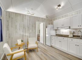 Picayune Tiny Home Rental about 11 Mi to Space Center!，位于皮卡尤恩的酒店