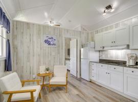 Cozy Picayune Tiny Home Rental about 4 Mi to Downtown!，位于皮卡尤恩的酒店