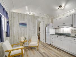 Pet-Friendly Picayune Tiny Home about 4 Mi to Downtown，位于皮卡尤恩的酒店