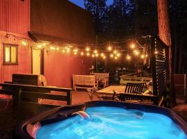 Sugar in the Raw Cabin - Hot Tub，位于舒格洛夫的酒店