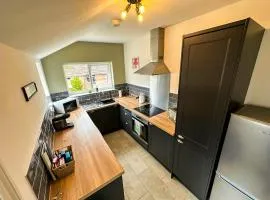 CECIL HOUSE - Stylish 2-Bed, Sleeps 5, Near City Centre, Free Parking, Close to Cathedral, Bars & Restaurants