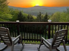 Mountain View Escape with Hot Tub，位于Rumney的酒店