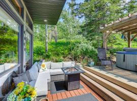 Scenic Lead Cabin Steps to Terry Peak Ski Area!，位于利德的酒店