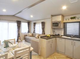 Elegant 2 Bed 1 and Half Bath Caravan in Holiday Resort Village，位于北安普敦的酒店