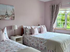 The Lodge Self Catering，位于Castlerea的酒店