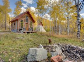Colorful Cabin with Teepee, Fire Pits and Mtn Views!，位于Marble的酒店