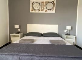 Superior room in Los Cristianos with sea view，位于阿罗纳的酒店