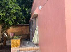 Une belle maison avec jardin au centre Moulay bousselham，位于穆莱布索勒姆的酒店