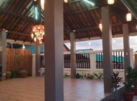 30 persons Beachfront house with big pavillion，位于纳苏格布的酒店