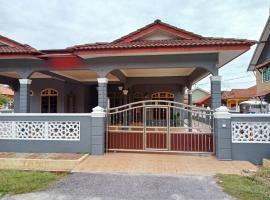 Mawar Homestay Camelia 5 Bedroom 3 Bathroom - Near Airport and Gong Badak Stadium
