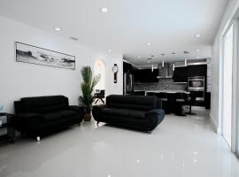 LuxOasis Getaway Minigolf, Pool, Beach, Chess, Jacuzzi，位于Tamiami的酒店