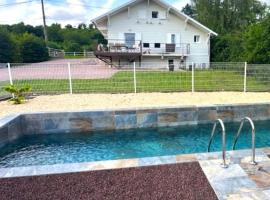 Chalet cosy avec piscine et jardin proche Vichy - FR-1-489-386，位于Abrest的酒店