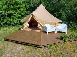 Trummi gl&auml;mping ja korstnata saun，位于Hiiumaa的豪华帐篷营地