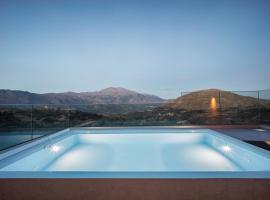 Luxury apartment with rooftop pool in Meronas，位于Méronas的酒店