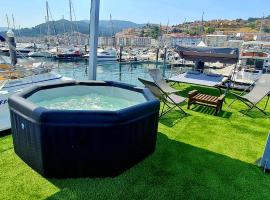 Barco-Apartamento en el puerto de Baiona，位于巴约讷的船屋